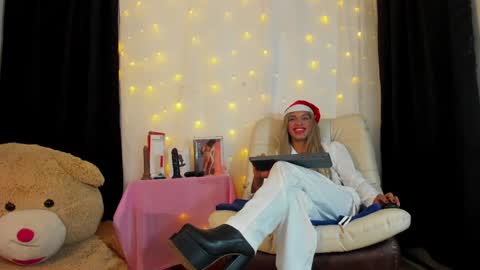 Snapshot of dorian_lev chatting on 12/02/24, 09:28 Nicolle online show from 12/02/24, 09:28