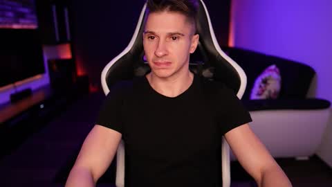 Dorian Reyes online show from 10/19/25, 08:42