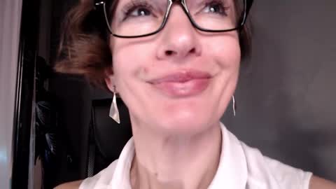 Snapshot of dorothy_meyer chatting on 01/10/25, 05:26 Dorothy Next stream on Monday at 3am-9am online show from 01/10/25, 05:26