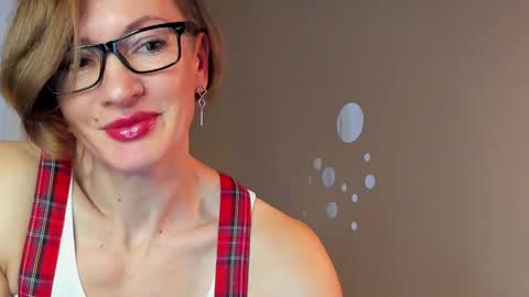 Snapshot of dorothy_meyer chatting on 02/10/25, 11:57 Dorothy Next stream on Monday at 3am-9am online show from 02/10/25, 11:57