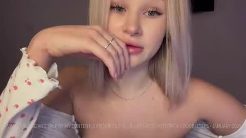 Snapshot of doublesees chatting on 01/19/25, 10:06 MOLLYYYY dont forget to give me a thumb up online show from 01/19/25, 10:06