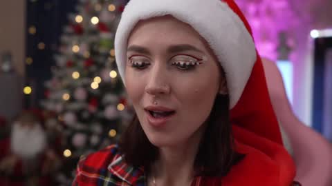Snapshot of dreamgogo chatting on 12/25/24, 10:16 Sarah online show from 12/25/24, 10:16
