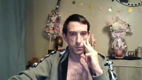 Snapshot of dreamguy38 chatting on 11/17/25, 04:29 dreamguy38 online show from 11/17/25, 04:29