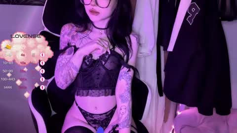 Snapshot of drillhouse_ chatting on 10/21/25, 04:46 Tara Sonny online show from 10/21/25, 04:46