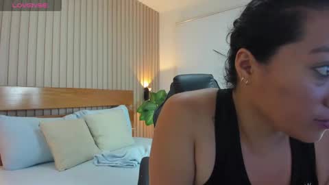 Snapshot of dulce_estrellaa_ chatting on 10/17/25, 01:42 E S T R E L L A online show from 10/17/25, 01:42