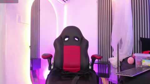Snapshot of duriel_ chatting on 02/11/25, 12:27 Duriel online show from 02/11/25, 12:27