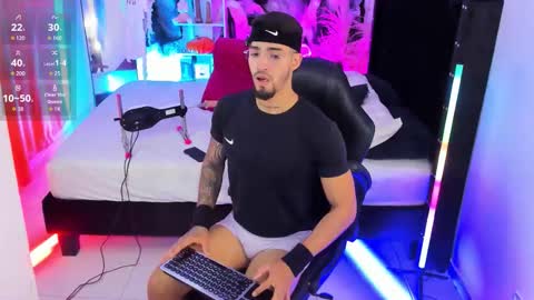 Snapshot of duriel_ chatting on 10/28/25, 04:42 Duriel online show from 10/28/25, 04:42