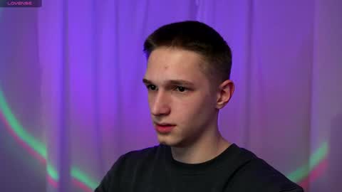 Snapshot of dustyn_fox chatting on 12/30/24, 04:42 Dustyn online show from 12/30/24, 04:42