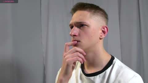 Snapshot of dustyn_fox chatting on 01/12/25, 02:30 Dustyn online show from 01/12/25, 02:30