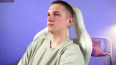 Snapshot of dustyn_fox chatting on 03/02/25, 06:40 Dustyn online show from 03/02/25, 06:40