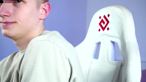 Snapshot of dustyn_fox chatting on 03/04/25, 03:04 Dustyn online show from 03/04/25, 03:04