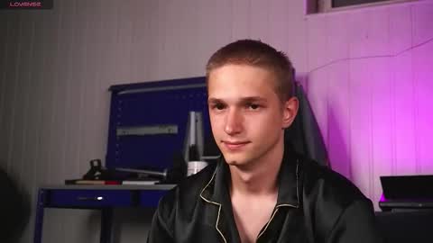 Snapshot of dustyn_fox chatting on 09/24/25, 04:43 Dustyn online show from 09/24/25, 04:43