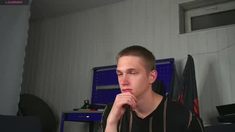 Snapshot of dustyn_fox chatting on 09/29/25, 04:23 Dustyn online show from 09/29/25, 04:23