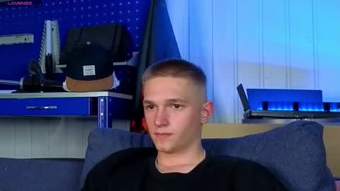 Snapshot of dustyn_fox chatting on 10/10/25, 04:50 Dustyn online show from 10/10/25, 04:50