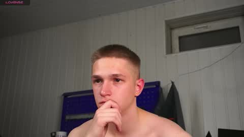 Snapshot of dustyn_fox chatting on 10/19/25, 04:29 Dustyn online show from 10/19/25, 04:29