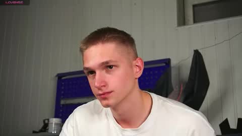 Snapshot of dustyn_fox chatting on 10/21/25, 04:41 Dustyn online show from 10/21/25, 04:41