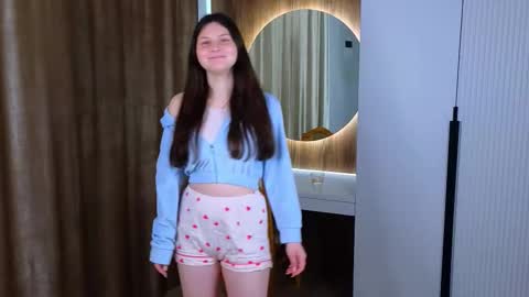 Snapshot of dwanasjostrom chatting on 11/18/25, 02:28 Alline online show from 11/18/25, 02:28