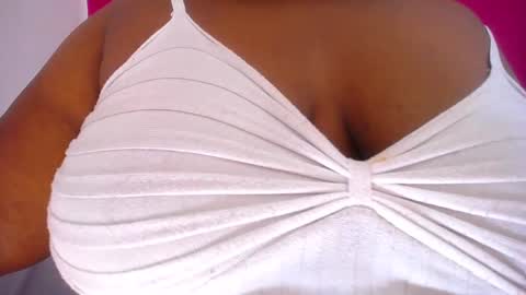 Snapshot of ebony_sugar_mommy chatting on 12/29/24, 07:00 MILENA online show from 12/29/24, 07:00