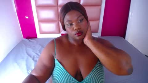 Snapshot of ebony_sugar_mommy chatting on 01/23/25, 10:01 MILENA online show from 01/23/25, 10:01