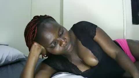 Snapshot of ebony_tasha chatting on 02/13/25, 06:05 tasha online show from 02/13/25, 06:05
