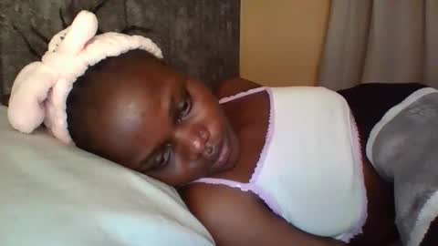 Snapshot of ebony_tasha chatting on 09/25/25, 02:43 tasha online show from 09/25/25, 02:43