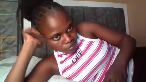 Snapshot of ebony_tasha chatting on 09/28/25, 05:29 tasha online show from 09/28/25, 05:29