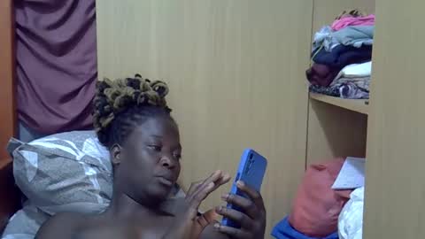 Snapshot of ebonydora chatting on 10/19/25, 03:01 ebonydora online show from 10/19/25, 03:01