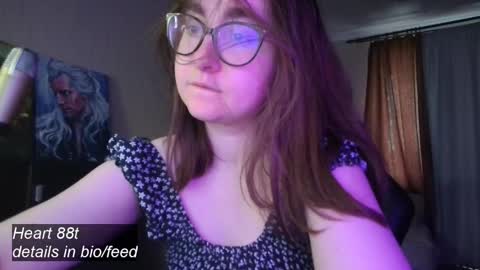 Snapshot of el_sweety chatting on 02/10/25, 01:01 If you like it when I meow give me a thumbs up online show from 02/10/25, 01:01