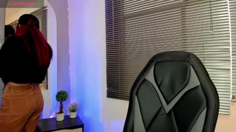 Snapshot of elaia_muller chatting on 02/17/25, 01:10 Elaia online show from 02/17/25, 01:10