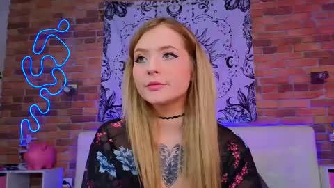 Snapshot of elainaquartzz chatting on 02/17/25, 08:04 Lina online show from 02/17/25, 08:04