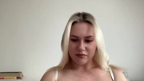 Snapshot of elaraluxxxe chatting on 02/13/25, 11:39 elaraluxxxe online show from 02/13/25, 11:39