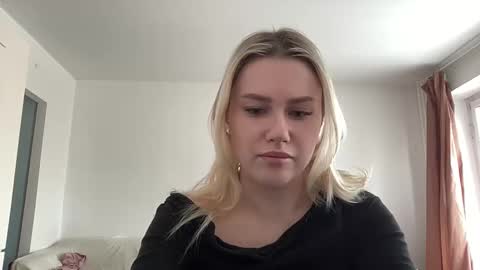 Snapshot of elaraluxxxe chatting on 02/15/25, 10:22 elaraluxxxe online show from 02/15/25, 10:22