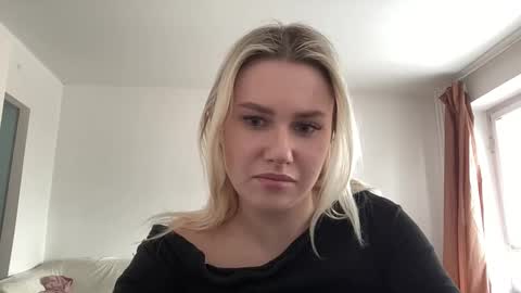 Snapshot of elaraluxxxe chatting on 02/15/25, 01:27 elaraluxxxe online show from 02/15/25, 01:27
