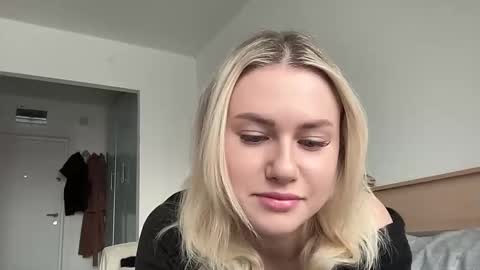 Snapshot of elaraluxxxe chatting on 02/19/25, 11:06 elaraluxxxe online show from 02/19/25, 11:06