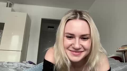 Snapshot of elaraluxxxe chatting on 02/20/25, 12:25 elaraluxxxe online show from 02/20/25, 12:25