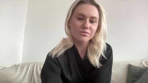 Snapshot of elaraluxxxe chatting on 10/08/25, 10:24 elaraluxxxe online show from 10/08/25, 10:24