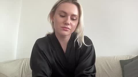 Snapshot of elaraluxxxe chatting on 10/14/25, 10:05 elaraluxxxe online show from 10/14/25, 10:05