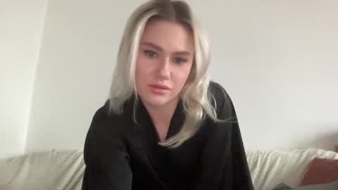 Snapshot of elaraluxxxe chatting on 11/04/25, 11:09 elaraluxxxe online show from 11/04/25, 11:09