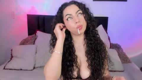 Snapshot of elena_lust chatting on 10/16/25, 05:08 Elena  online show from 10/16/25, 05:08