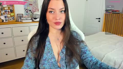 Snapshot of elenalooove chatting on 12/13/24, 07:10 Elena insta yourdream 1ove online show from 12/13/24, 07:10