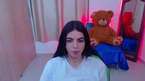 Snapshot of elenna_hotx chatting on 02/11/25, 11:01 agnes online show from 02/11/25, 11:01