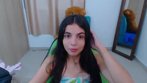 Snapshot of elenna_hotx chatting on 02/19/25, 11:25 agnes online show from 02/19/25, 11:25