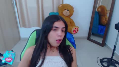 Snapshot of elenna_hotx chatting on 02/21/25, 10:37 agnes online show from 02/21/25, 10:37