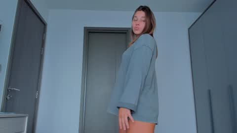 Snapshot of eleonora_linn_ chatting on 02/06/25, 04:21 Eleonora online show from 02/06/25, 04:21