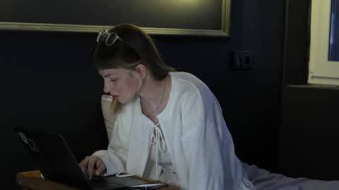 Snapshot of eleonora_linn_ chatting on 09/12/25, 02:28 Eleonora online show from 09/12/25, 02:28