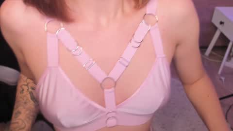 Snapshot of eli_llie chatting on 01/04/25, 01:42 Eli online show from 01/04/25, 01:42