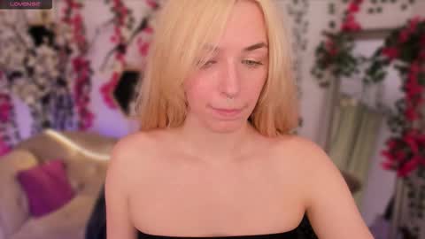 Snapshot of eli_llie chatting on 11/06/25, 08:43 Eli online show from 11/06/25, 08:43