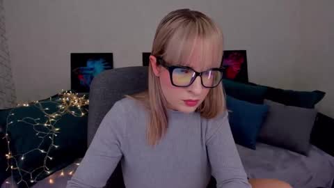 Snapshot of elisabethmills chatting on 02/14/25, 03:05 Elisabeth online show from 02/14/25, 03:05
