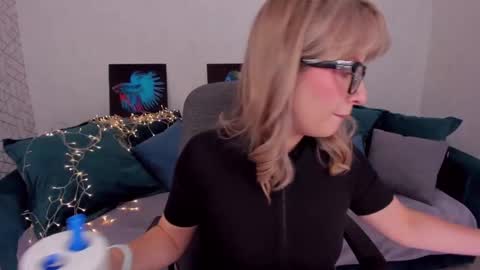 Snapshot of elisabethmills chatting on 02/16/25, 11:38 Elisabeth online show from 02/16/25, 11:38