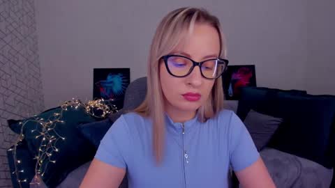 Snapshot of elisabethmills chatting on 03/11/25, 02:29 Elisabeth online show from 03/11/25, 02:29